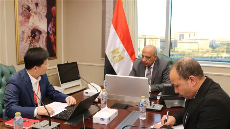 وزير الكهرباء يبحث