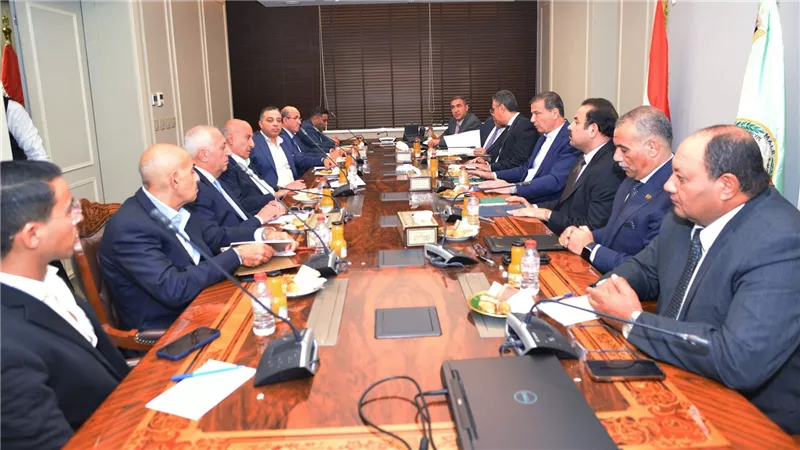وزيران ورئيس جهاز مستقبل مصر يبحثون تحفيز الإنتاج المحلي للدواجن وتقليل الاستيراد