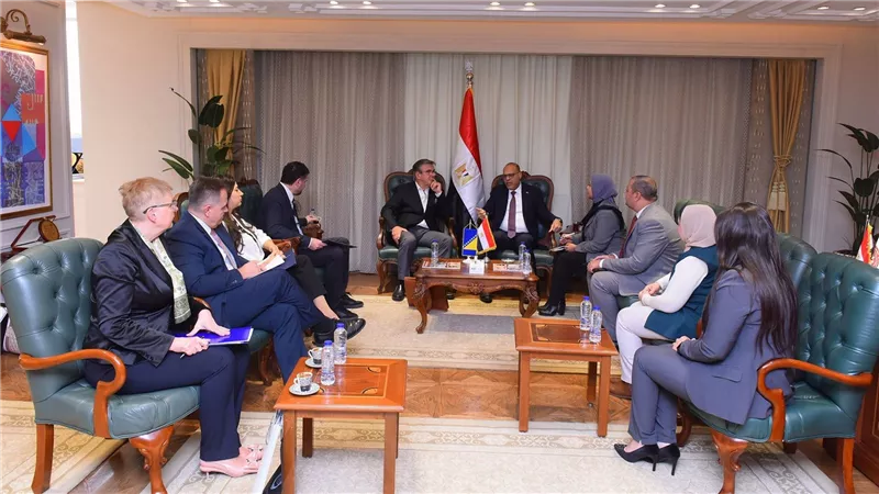 وزير العمل يستقبل