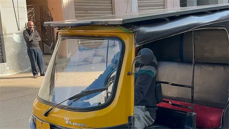 بيشتغل بالكهرباء والبنزين والطاقة شمسية.. مصري ينافس مهندسين المانيا باختراعه التوكتوك المعجزة