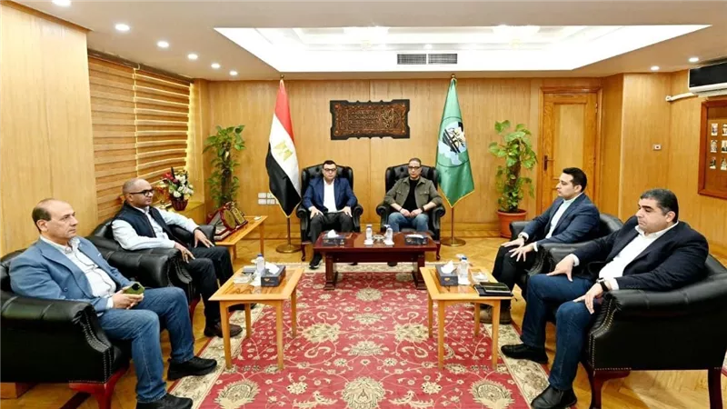 وزير الإسكان ومحافظ