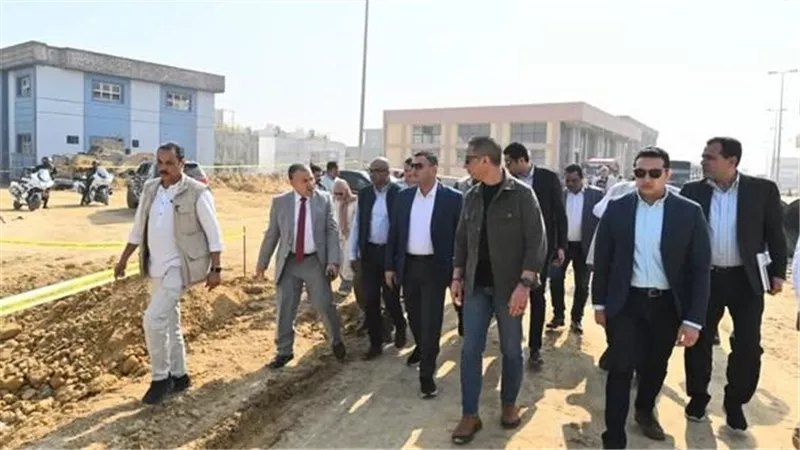وزير الإسكان ومحافظ
