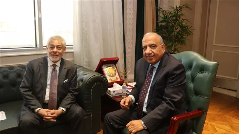 وزير الكهرباء مع