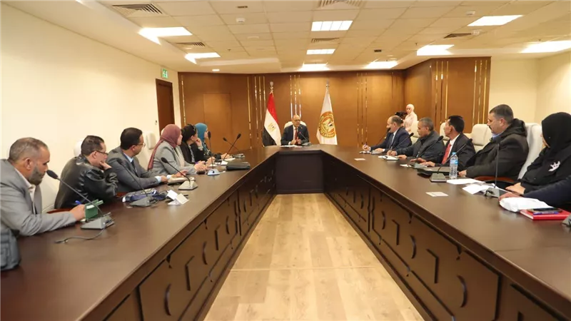 وزير العمل يجتمع