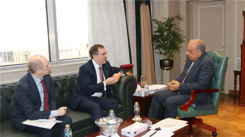 وزير الكهرباء يستقبل السفير البريطاني بالقاهرة لتعزيز التعاون في الطاقة المتجددة وجذب الاستثمارات