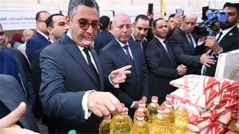 وزير التموين ومحافظ القاهرة يفتتحان سوق 