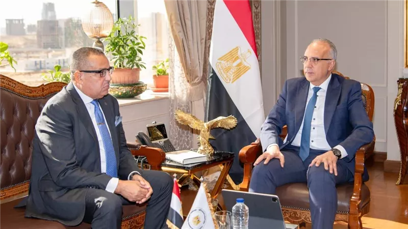 وزير الموارد المائية ومحافظ جنوب سيناء يناقشان إدارة المياه الجوفية وحماية الشواطئ