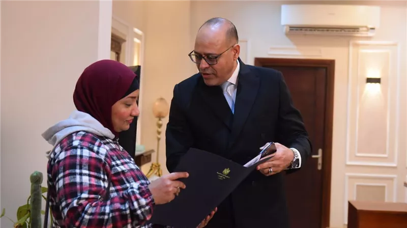 وزارة العمل تحول رسالة استغاثة إلى حياة كريمة.. إعانة مالية وعقد عمل لسيدة تخليت عن أبنائها