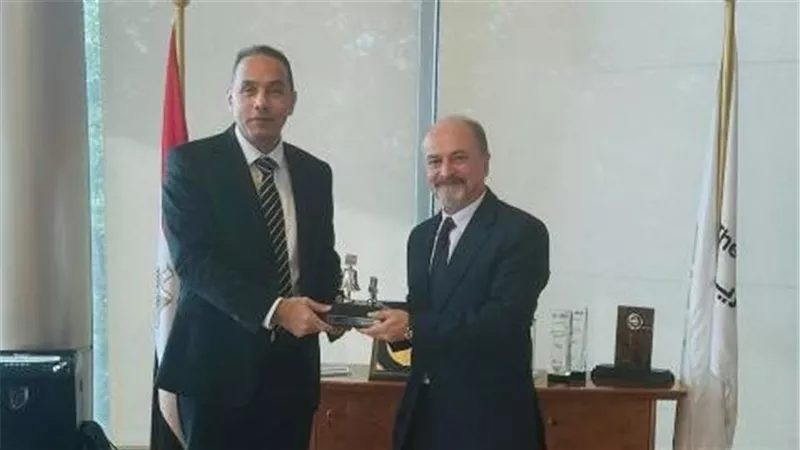 رئيس البورصة المصرية يبحث مع نظيره العماني تعزيز التعاون المشترك