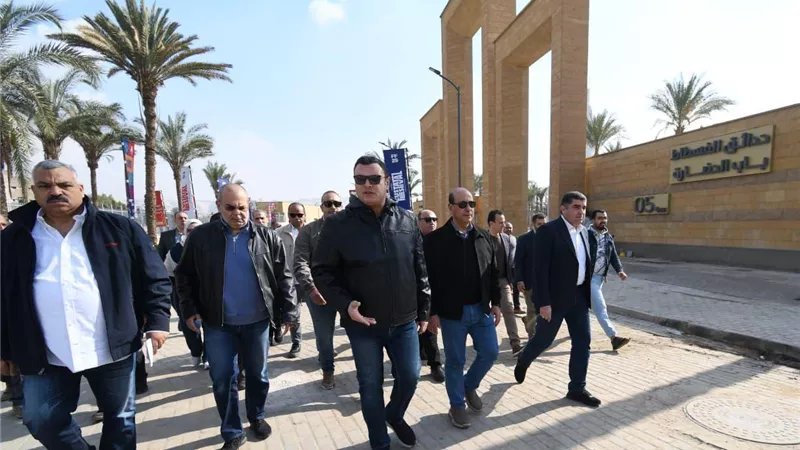 وزير الإسكان يتفقد 