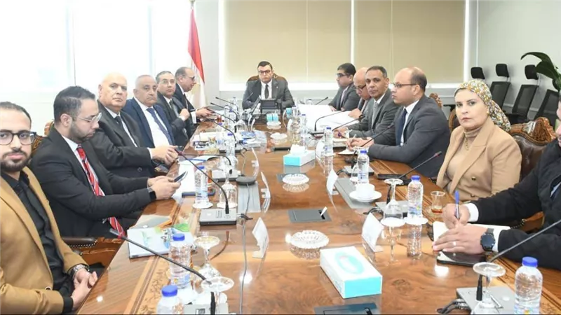 وزير الإسكان يبحث تطوير النقل الداخلي لخدمة المدن الجديدة وتعزيز الربط مع الشبكات القومية