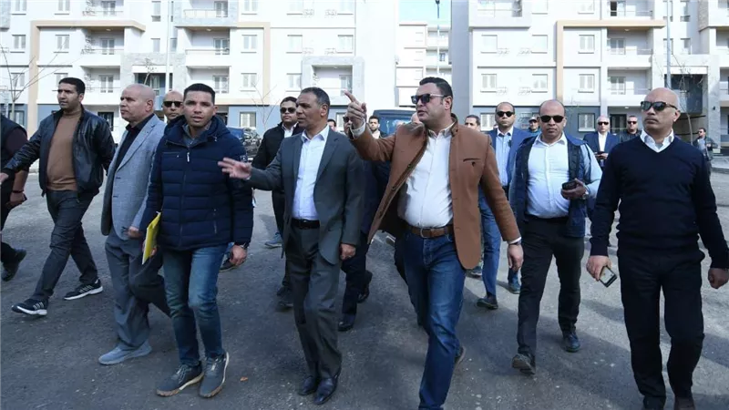 وزير الإسكان يتفقد مشروعات 