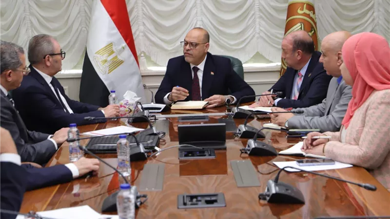لقاء موسع بين وزير العمل وصناع الملابس لبحث التحديات والفرص الاستثمارية