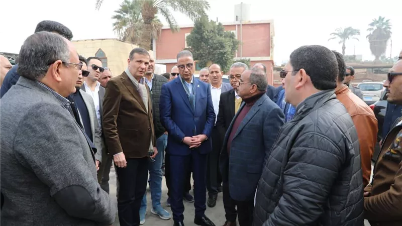 وزير الزراعة ومحافظ الفيوم يدعمان صغار الفلاحين بتوزيع 15 “فراطة ذرة” مجانية