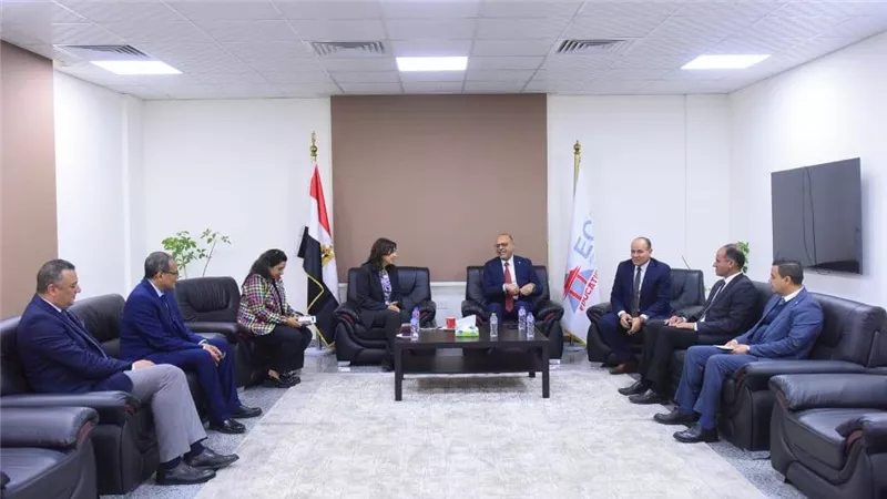 في الجامعة المصرية الصينية.. وزير العمل يسلم 20 عقدًا لذوي الهمم
