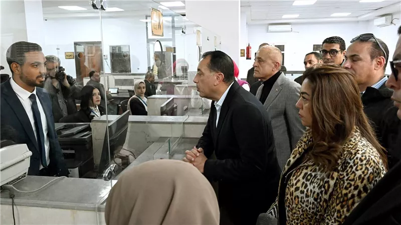 رئيس الوزراء يتفقد 