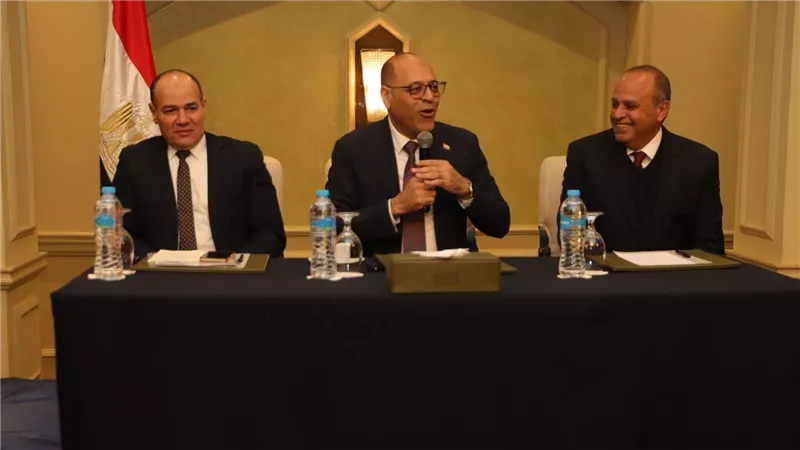 وزير العمل يسلم عقود عمل لذوي الهمم ويطلق قافلة طبية للعمال بالقاهرة