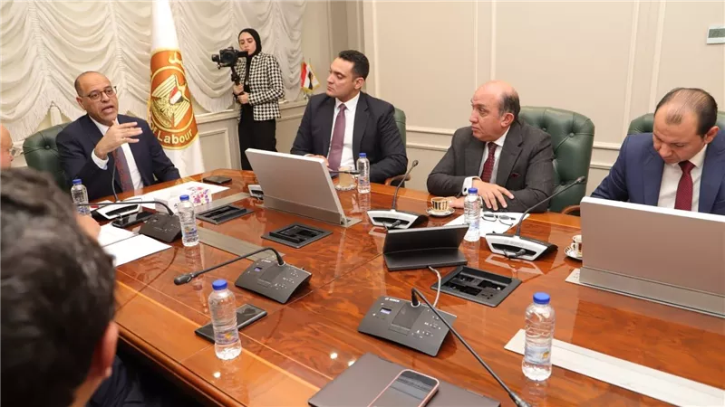 وزير العمل يبحث مع المستثمرين تعزيز علاقات العمل وتحسين مناخ الاستثمار