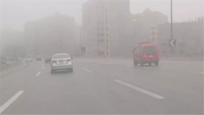 تحذيرات عاجلة للسائقين مع العاصفة الترابية.. إرشادات ضرورية لتفادي الحوادث على الطرق