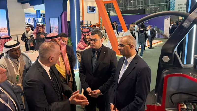 «الشربيني» يبحث جذب الاستثمارات العالمية وتوطين الصناعات الكهروميكانيكية بمصر