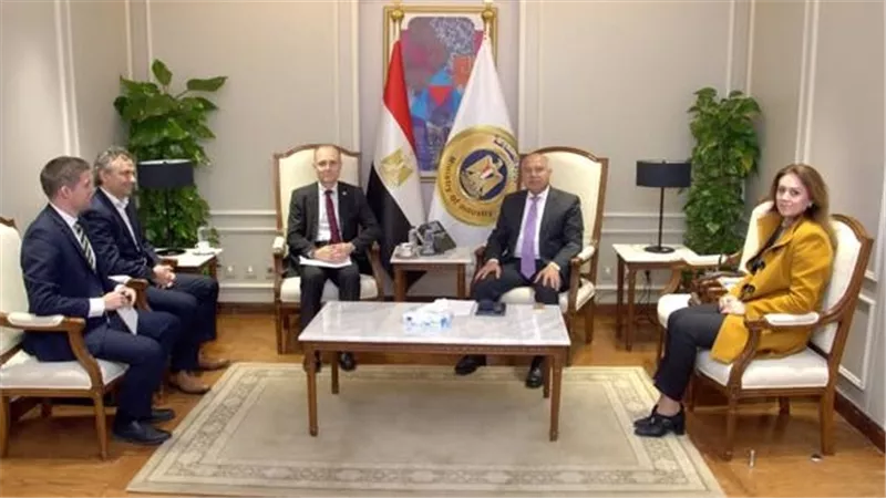 مصر تستقطب صناعة السيارات الكهربائية.. وزير الصناعة يبحث خطة شركة سين كارز البلغارية