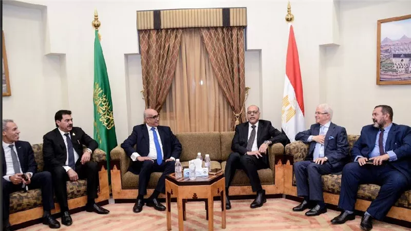 وزير العمل يجتمع بالجالية والمستثمرين في جدة لتعزيز فرص العمل والاستثمار 