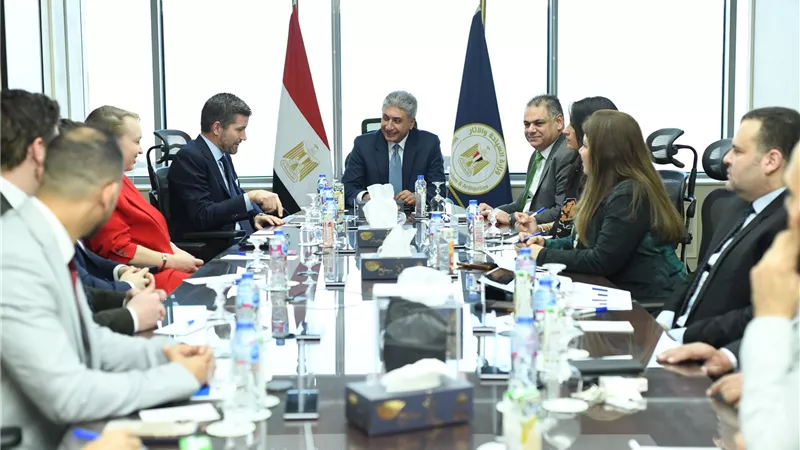 وزير السياحة يبحث مع Wizz Air خطط زيادة الرحلات الجوية إلى مصر