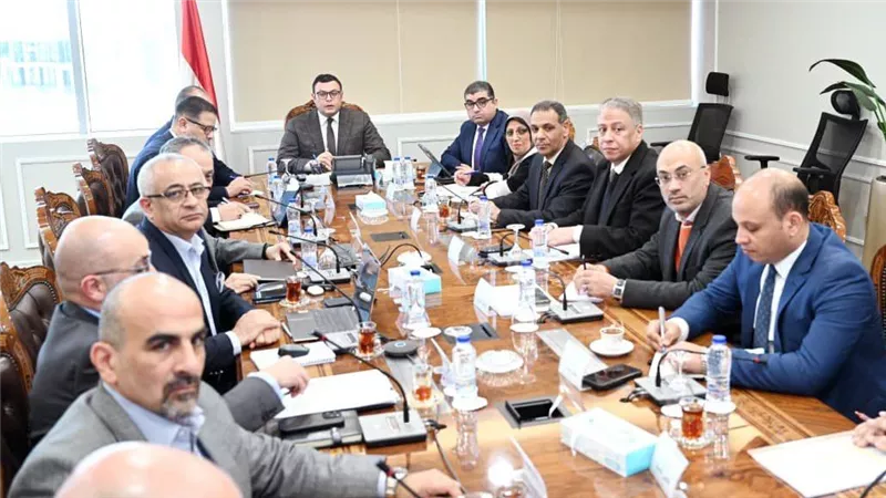 وزير الإسكان يبحث تطوير وتشغيل شواطئ العلمين الجديدة مع شركة 
