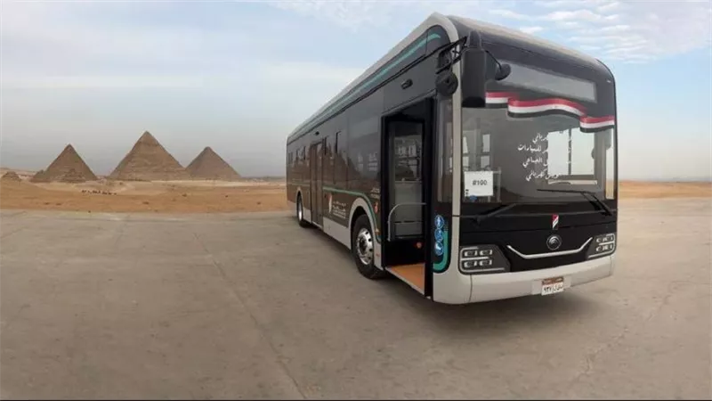 «النصر للسيارات» تطلق الأتوبيس الكهربائي «نصر EV» تجريبيًا لنقل زوار أهرامات الجيزة