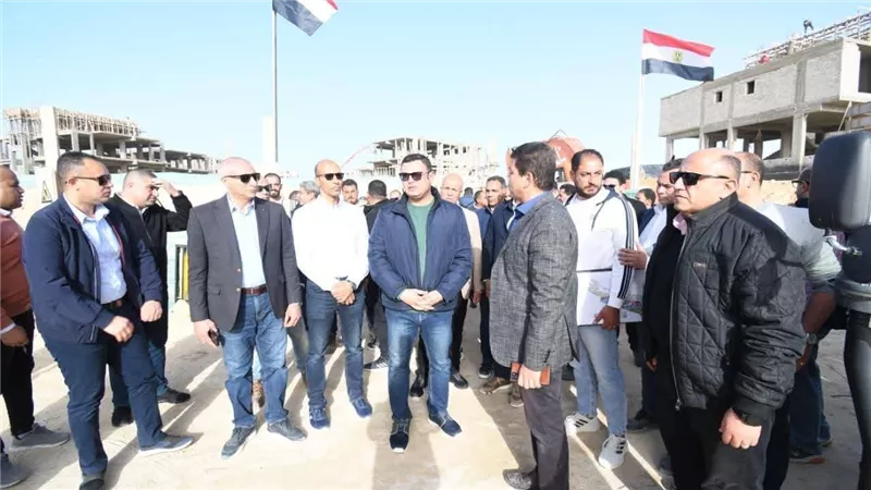 وزير الإسكان يتفقد محطة PS3 لرفع مياه الصرف وبحيرات 