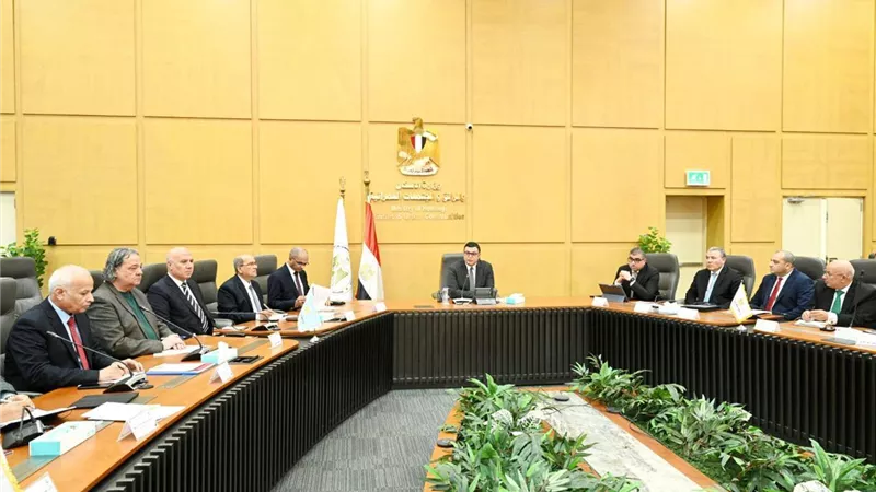وزير الإسكان يتابع تطوير الخدمات المقدمة للمواطن مع قيادات الوزارة