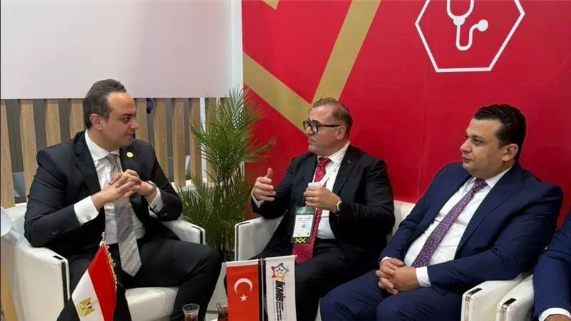 رئيس هيئة الرعاية الصحية يطلع على أحدث حلول التصوير الطبي والمنصات الرقمية بالجناح التركي
