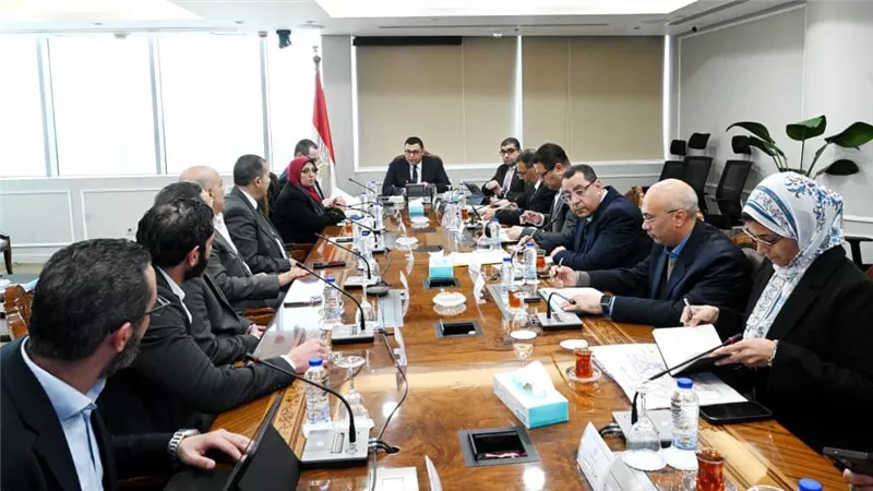 وزير الإسكان يتابع مبيعات وتسويق مشروعات المدن الجديدة وفرص الاستثمار مع مسئولي HDP