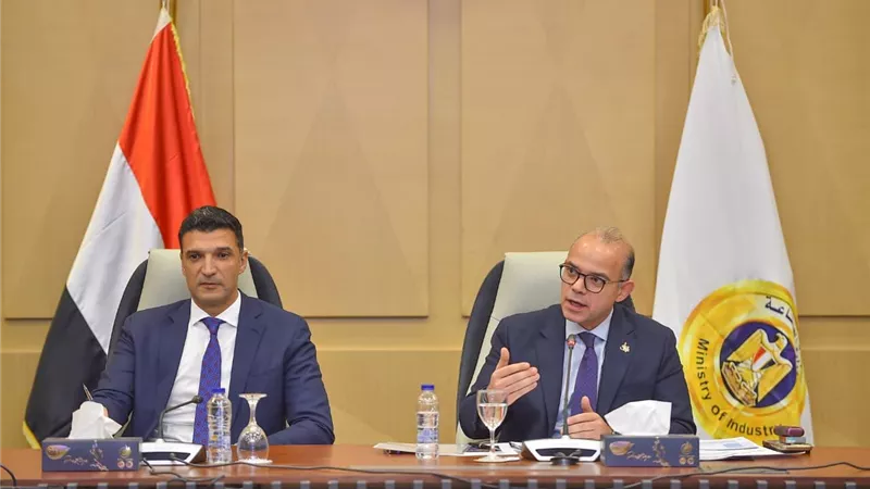 لإعادة هيكلة منظومة تنمية الصادرات.. وزيرا الاستثمار والصناعة يعقدان اجتماعا موسعا مع المجالس التصديرية