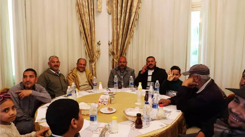 مبادرة «لقمة حب».. إفطار جماعي لعمال النظافة بالمنيا يحظى بإشادة  واسعة