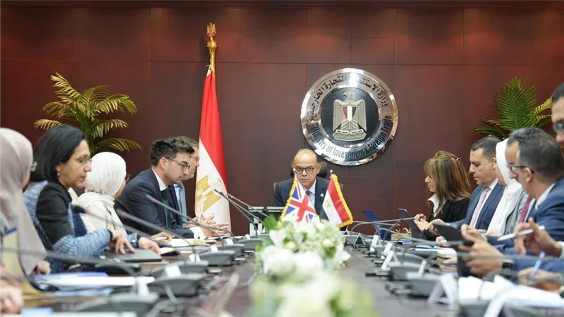 وزير الاستثمار يبحث مع السفير البريطاني نفاذ الحاصلات الزراعية ودعم التوسع في أفريقيا