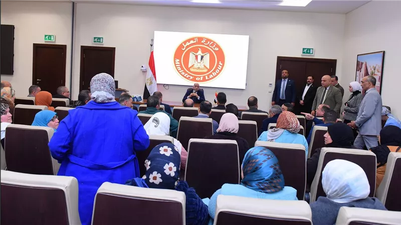وزير العمل يُدشن المرحلة الأولى لمنظومة التفتيش الإلكتروني بتوزيع 175 جهاز 