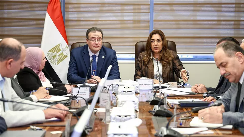 وزيرة التنمية المحلية والبيئة تبحث مع التنظيم والإدارة تطوير الهياكل التنظيمية للوزارة