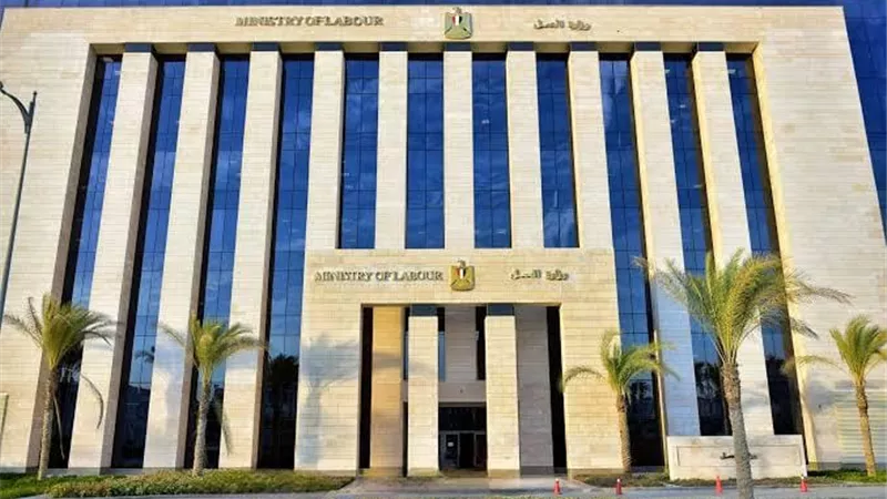 «العمل»: ملاحقة قانونية لمروجي إعلانات التوظيف الوهمية حمايةً للعمالة المصرية