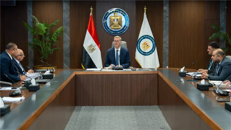 وزير البترول يناقش تنفيذ المسح الجوي الشامل للمعادن عقب موافقة مجلس الوزراء