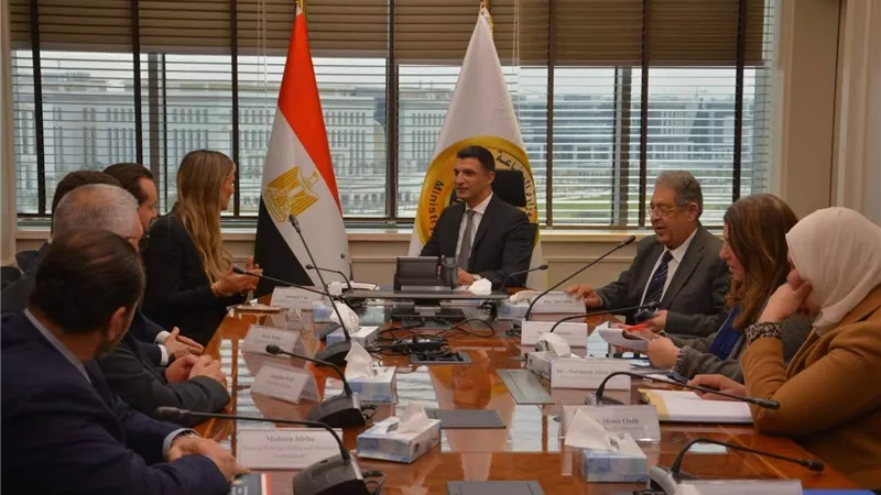 وزير الصناعة يبحث مع «مرسيدس-بنز إيجيبت» خطط توطين التصنيع وزيادة المكون المحلي