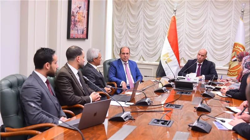 وزير العمل يستمع لخبير دولي حول تجارب لإطلاق منصة وطنية لتأهيل الشباب 