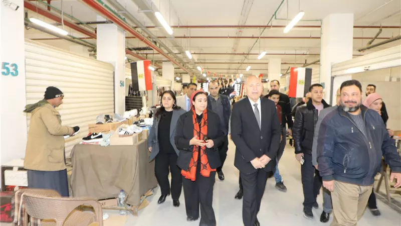 محافظ القاهرة يتابع معارض  