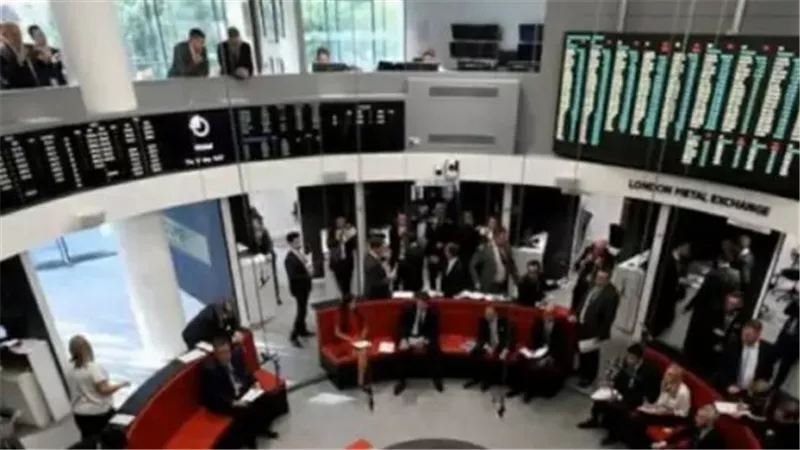 صدمة للأسواق العالمية.. توقف مؤقت في تداول النحاس والزنك  