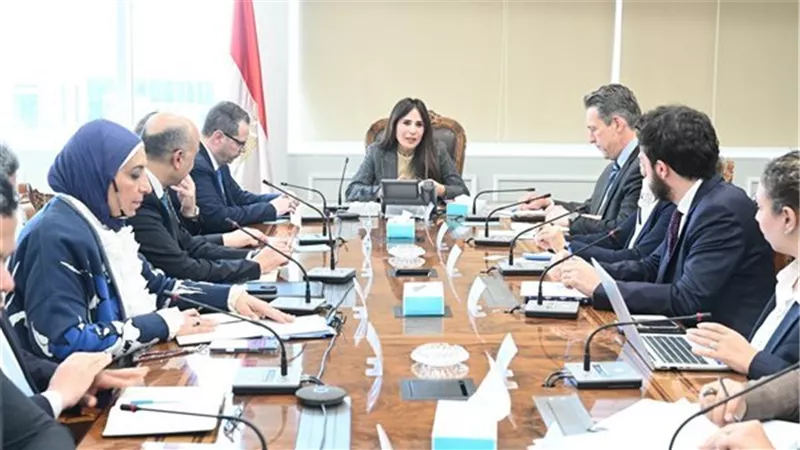 وزيرة الإسكان تبحث مع البنك الأوروبي تعزيز مشروعات المدن الخضراء وتقليل فاقد المياه