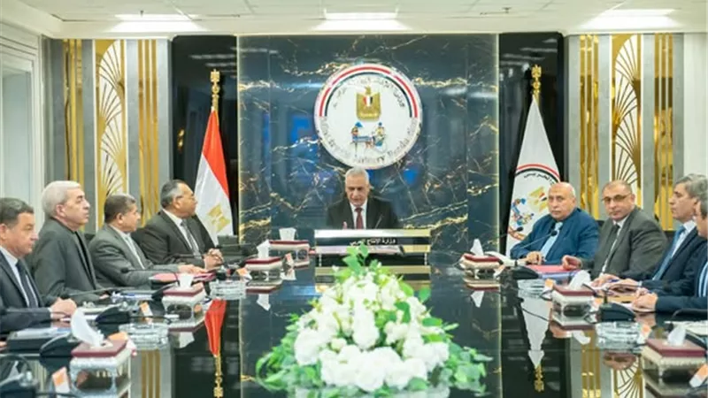 وزير الإنتاج الحربي يتابع سير العمل ويوجه بترشيد الطاقة دون التأثير على الإنتاج