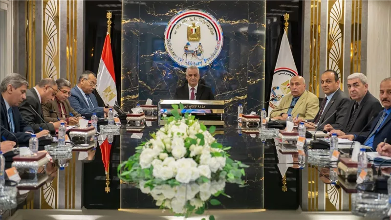 وزير الدولة للإنتاج الحربي يتابع أداء الشركات ويوجه بمراقبة الأداء المالي وتحسين بيئة العمل