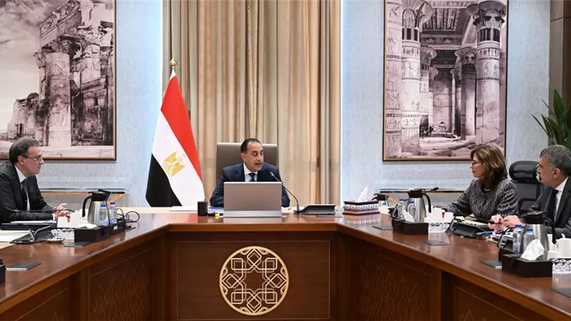 مدبولي يستعرض منظومة جديدة لتطوير وتأهيل الكوادر الحكومية.. مسار سريع للقيادات وفق معايير الجدارة