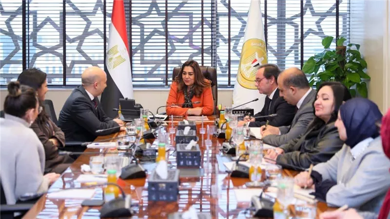  منال عوض تبحث مع 