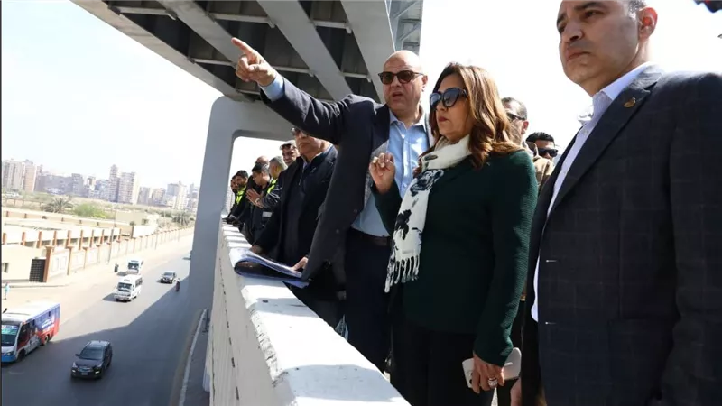 وزيرة التنمية المحلية تتفقد كوبري سليمان عزت ومشروعات الطرق بالإسكندرية